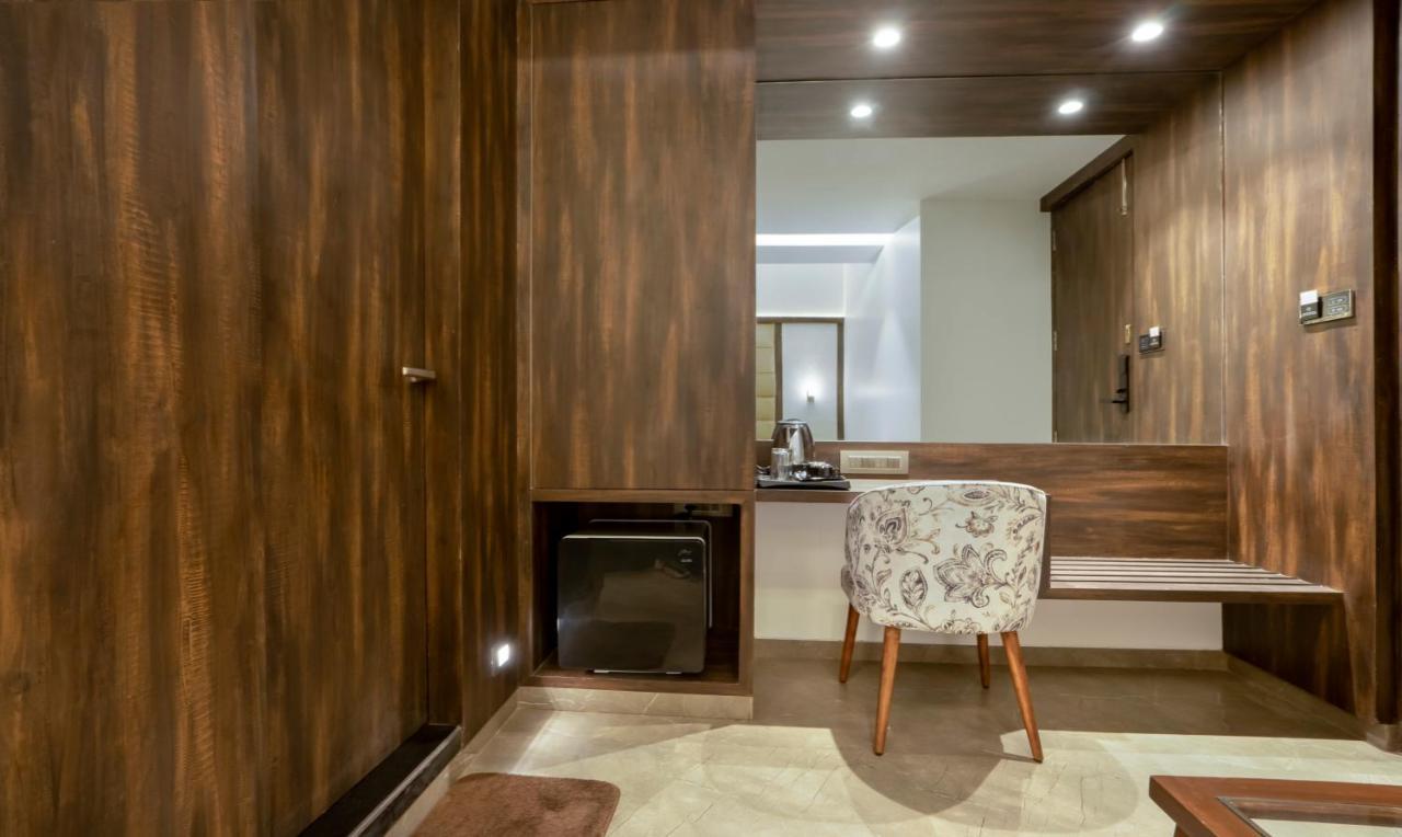 Treebo Premium Savera Inn Мумбаи Экстерьер фото