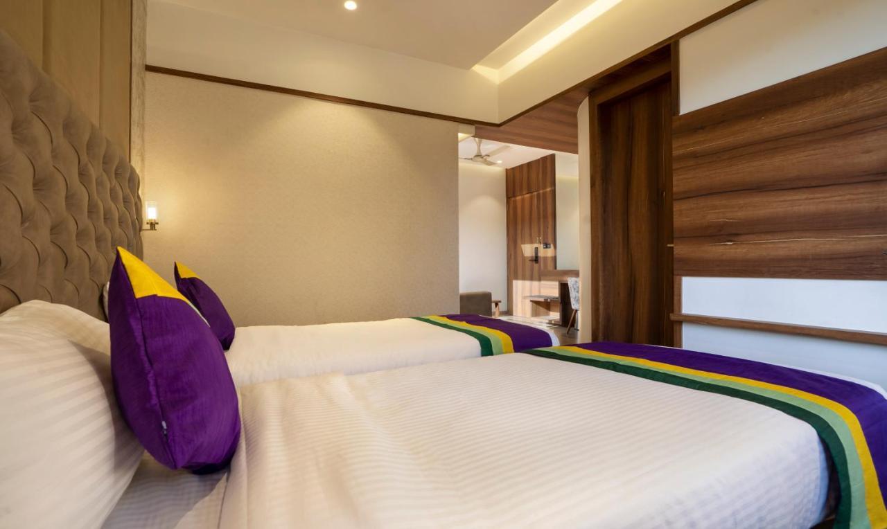 Treebo Premium Savera Inn Мумбаи Экстерьер фото